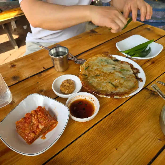 따뜻한 칡칼국수와 감자전, 그리고 곁들임 반찬