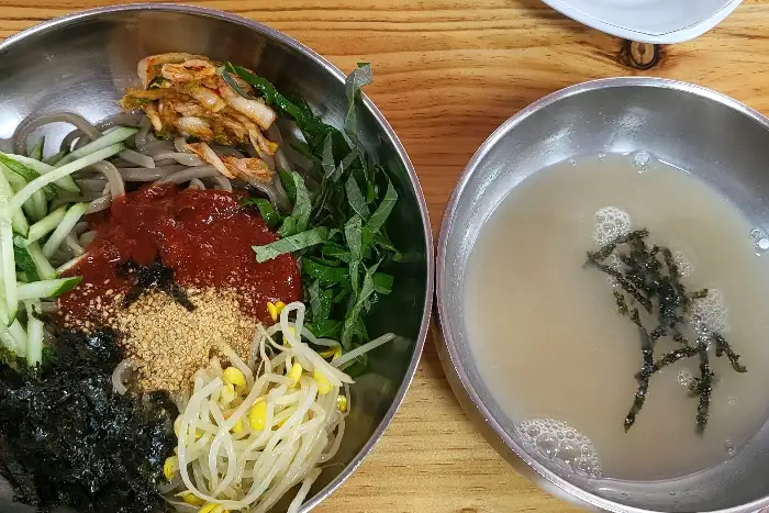 푸짐하게 담겨 나온 비빔면