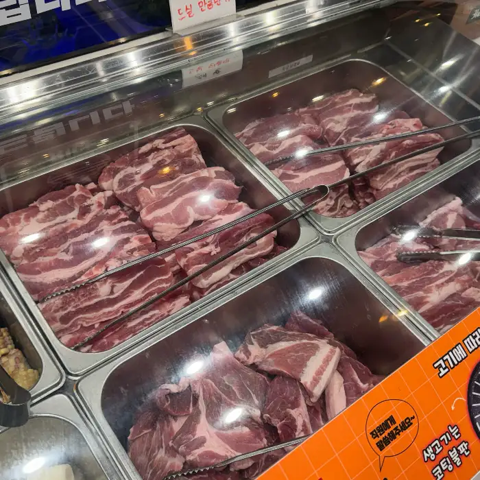 신선하고 두툼한 생고기들이 가지런히 놓여 있는 모습