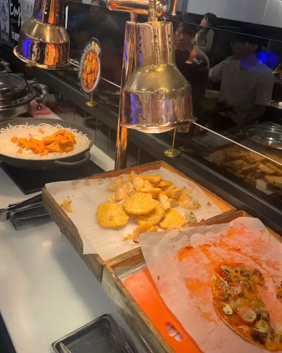 다양한 튀김류와 곁들임 메뉴가 준비된 모습