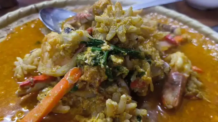 해산물이 가득한 뿌팟퐁커리