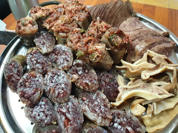 다양한 순대와 고기 부위