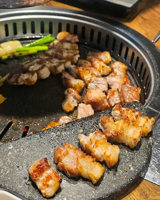 노릇하게 구워진 목살 조각들