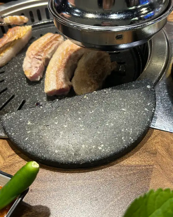 식사를 준비하는 테이블 모습