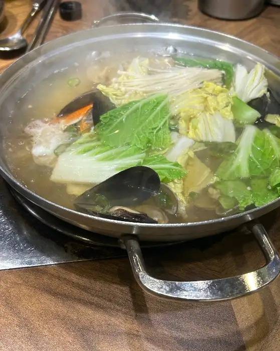 식탁 위의 푸짐한 상차림