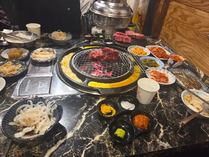 테이블 전체를 채운 푸짐한 반찬들