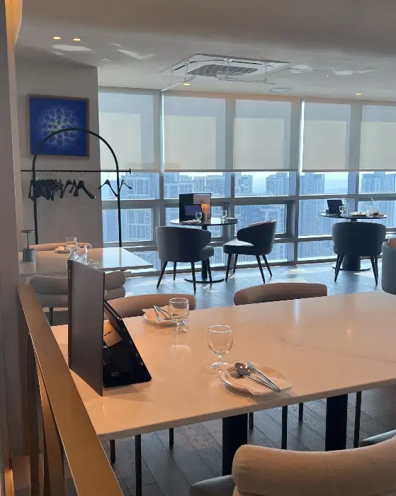 세련된 내부 인테리어와 테이블 세팅