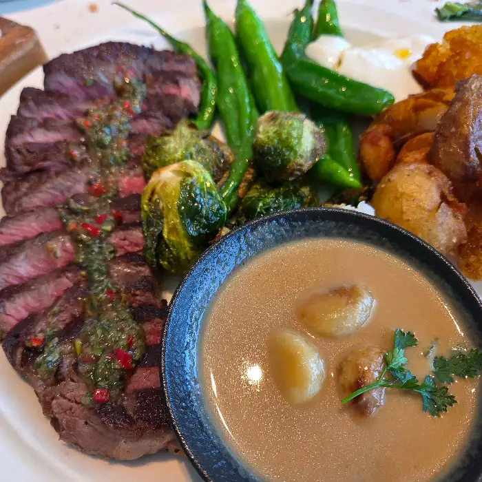 두툼하게 썰린 스테이크와 곁들임 메뉴