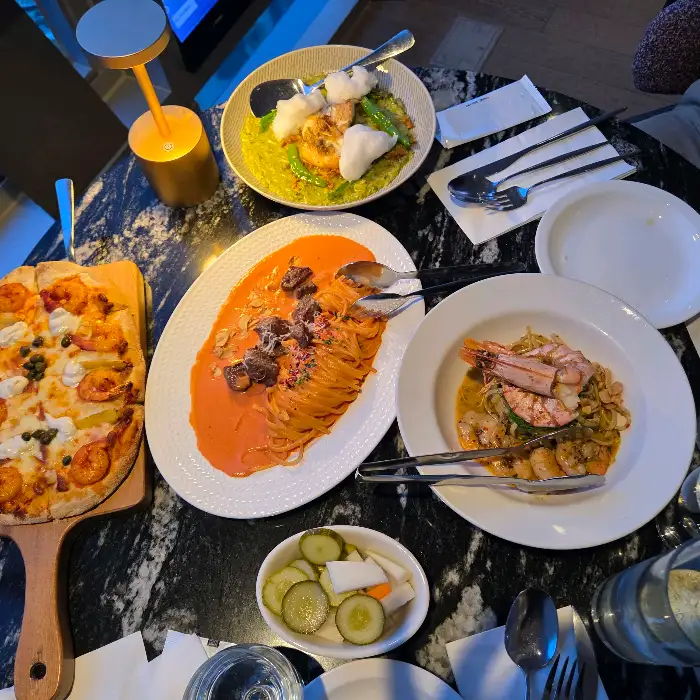 다양한 파스타와 피자, 샐러드 등 푸짐한 음식들