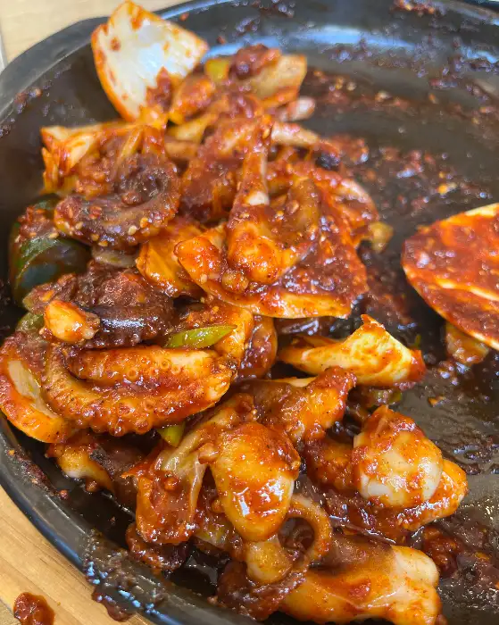 쭈꾸미볶음의 클로즈업 사진, 양념이 잘 배어 있는 모습