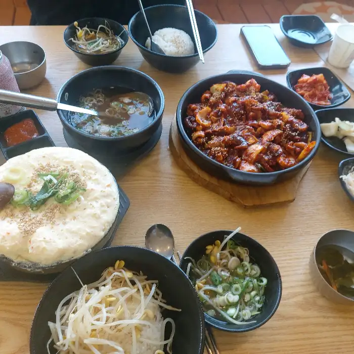 쭈꾸미볶음 위에 밥을 비벼 먹는 모습