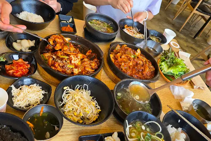 여러 사람이 둘러앉아 식사하는 모습