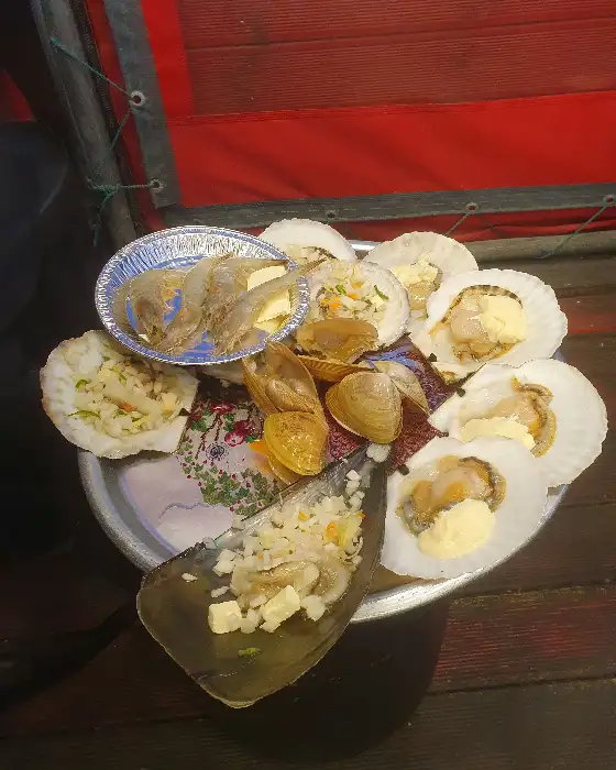 다양한 종류의 신선한 조개와 새우