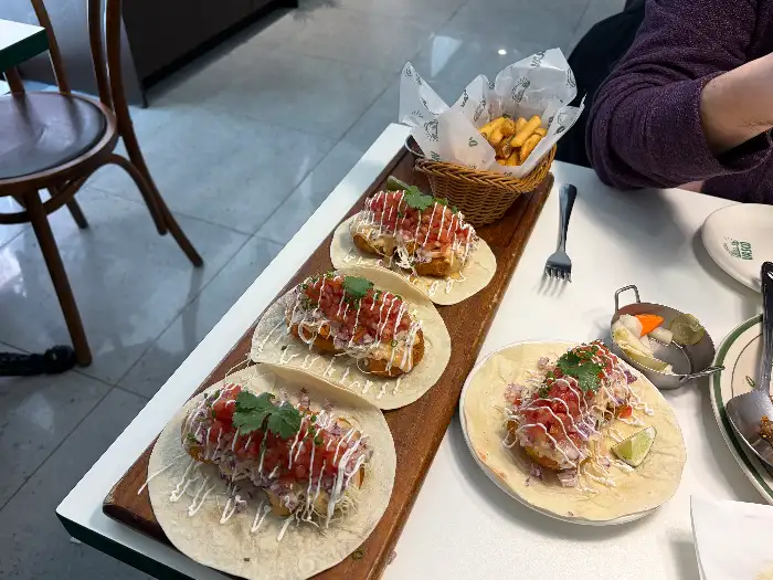 바스코의 타코 메뉴. 부드러운 또띠아에 신선한 재료가 듬뿍 올라가 있다.