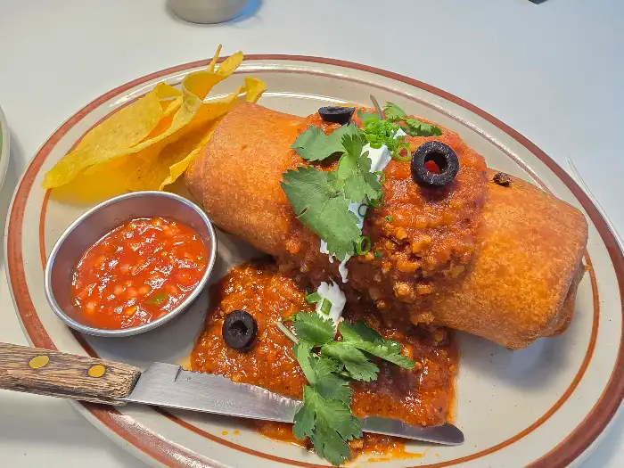 바스코의 치미창가 메뉴. 겉은 바삭하고 속은 촉촉한 모습이 인상적이다.