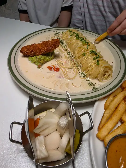 크림 파스타와 함께 곁들여 나온 튀김 요리와 샐러드.