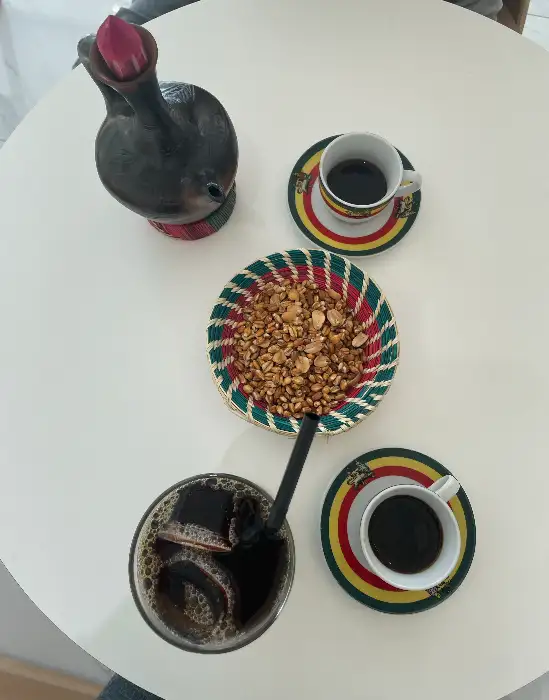 제베나와 커피잔, 그리고 볶은 곡식이 담긴 접시