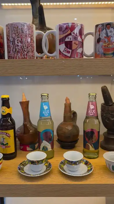 선반에 진열된 다양한 에티오피아 전통 소품 및 머그잔