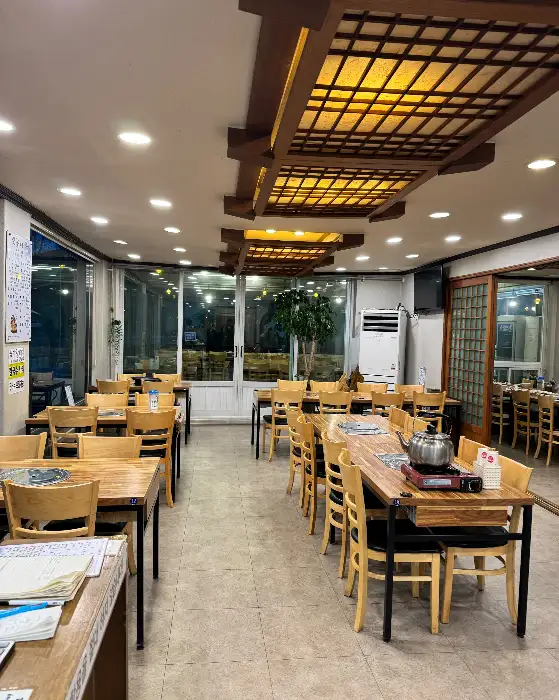 넓고 쾌적한 식당 내부