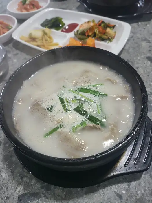 부드러운 수육이 가득한 수육국밥