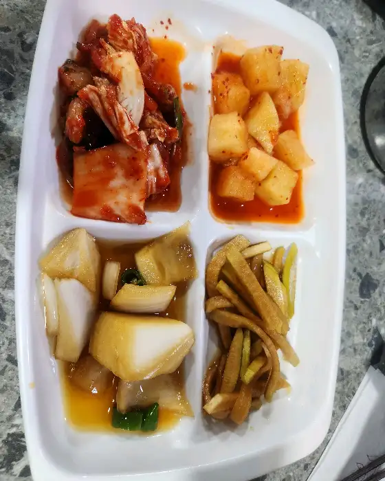 정갈하게 담긴 밑반찬 구성