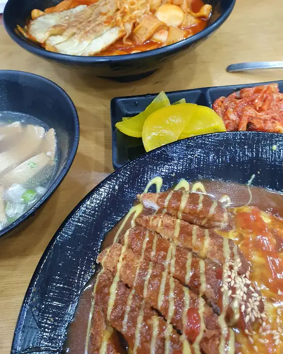 김밥과 찌개가 담긴 식사