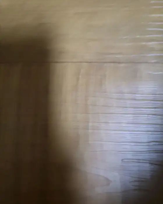 조명이 비추는 바닥 타일