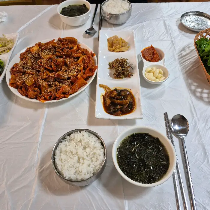 테이블 가득 차려진 푸짐한 한 상 차림