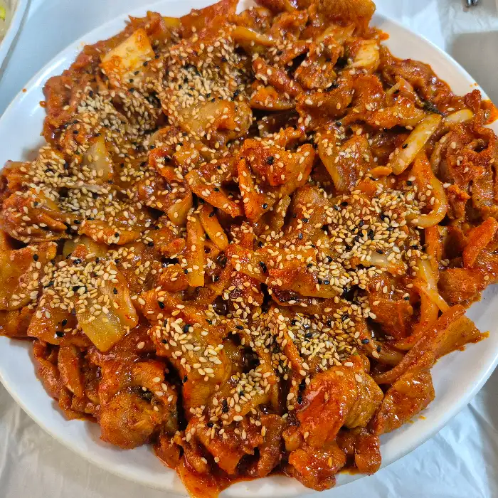 클로즈업된 제육볶음의 먹음직스러운 모습