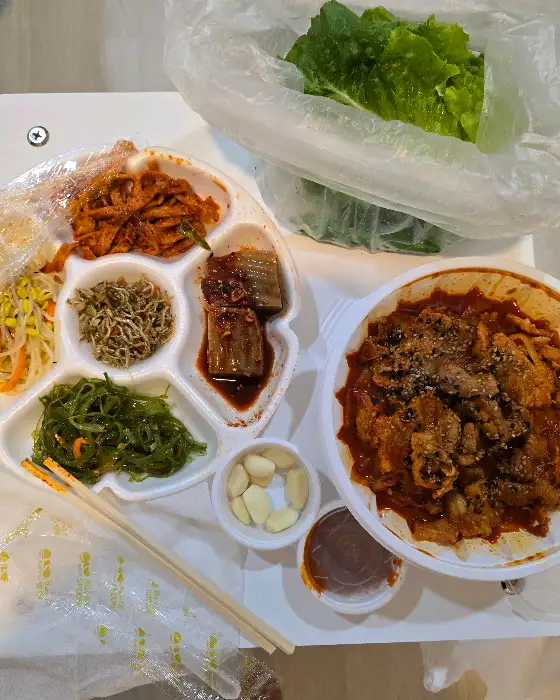 다양한 종류의 밑반찬과 쌈 채소가 함께 나온 모습