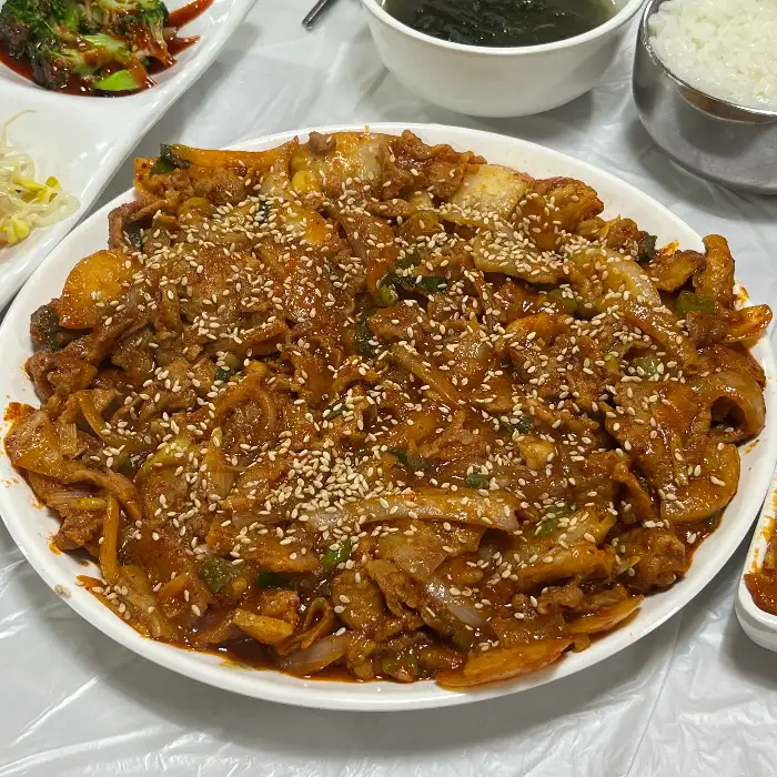 잘 익은 제육볶음이 듬뿍 담긴 접시