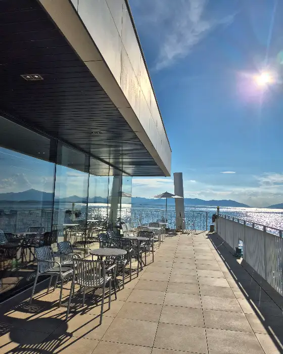카페 테라스 외부 모습과 바다 전망