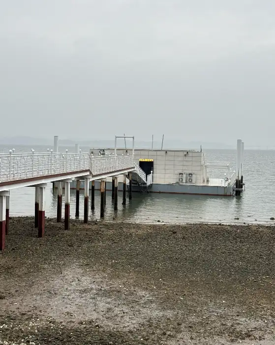 카페로 이어지는 다리 모습