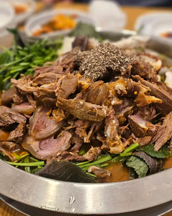 푸짐한 흑염소 수육