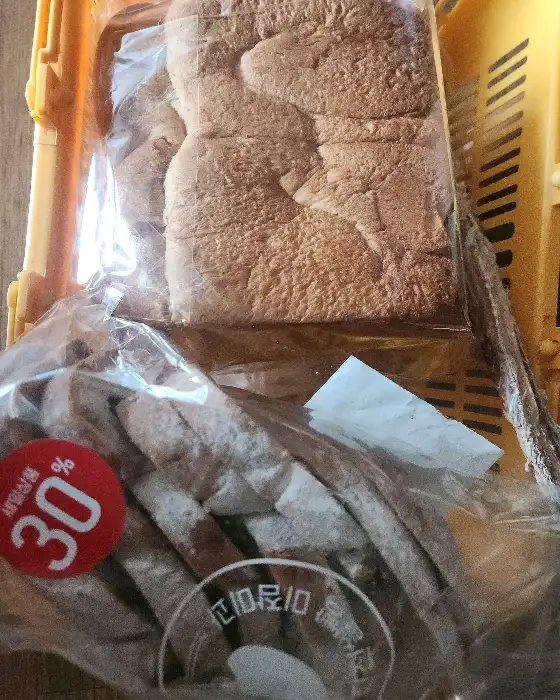 할인 스티커가 붙은 빵