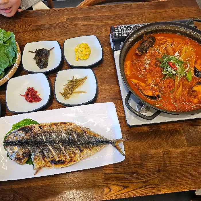 먹음직스러운 묵은지고등어쌈밥