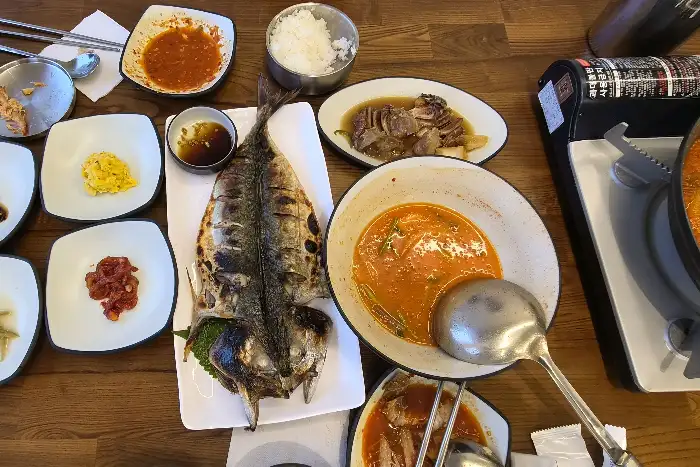 다양한 반찬과 함께 제공되는 솥밥