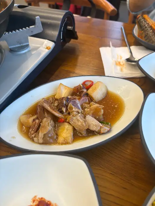 다양한 밑반찬들이 가지런히 놓인 모습