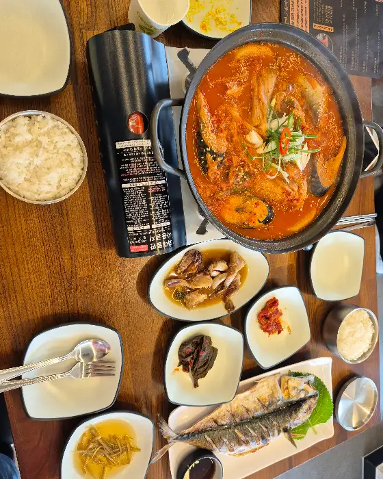 테이블 위에 놓인 다양한 음식들