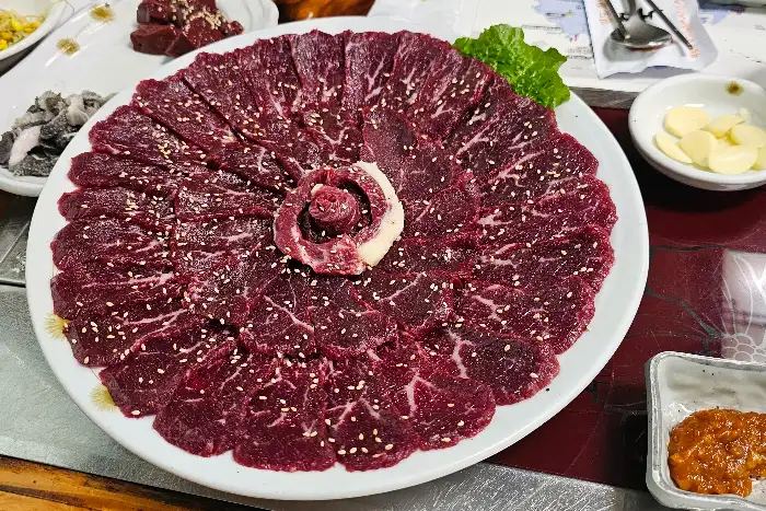 신선한 생고기 모듬