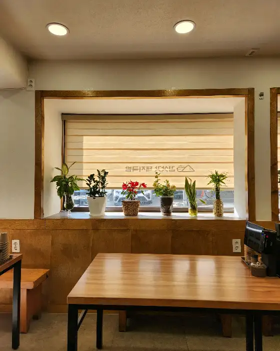 창가 화분과 테이블