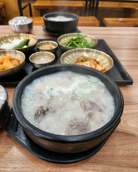 돼지국밥과 밑반찬