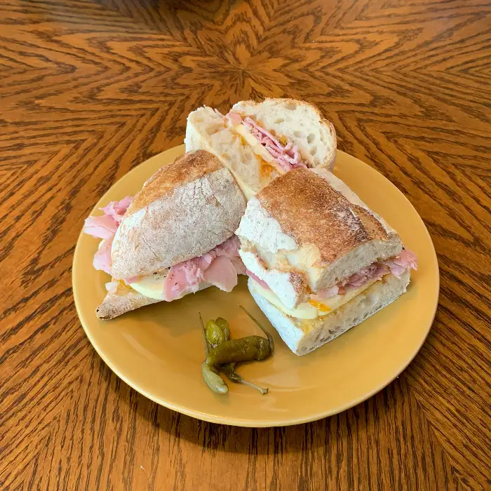 다양하게 준비된 잠봉뵈르 샌드위치