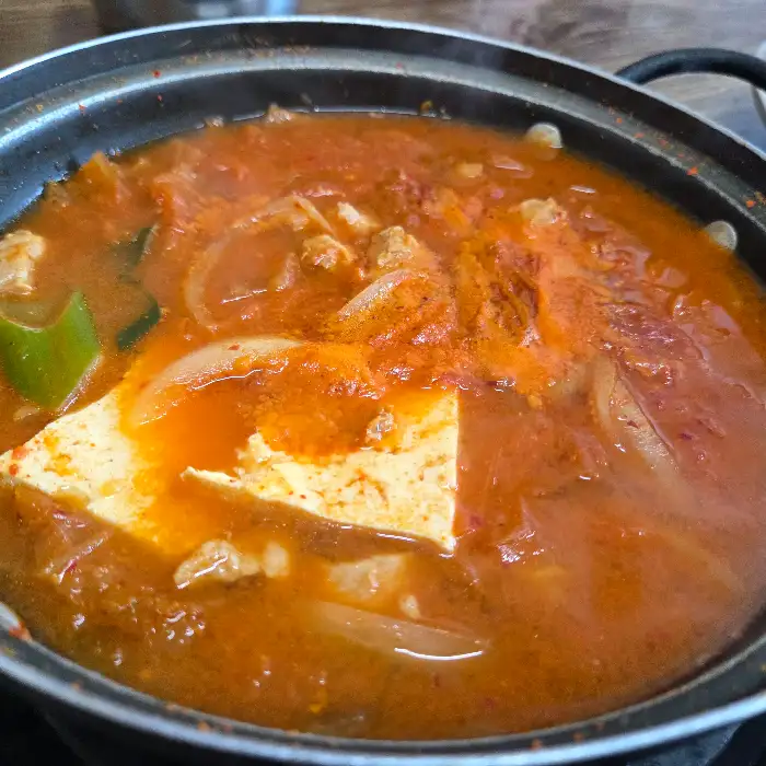 김치찌개 냄비의 클로즈업된 모습