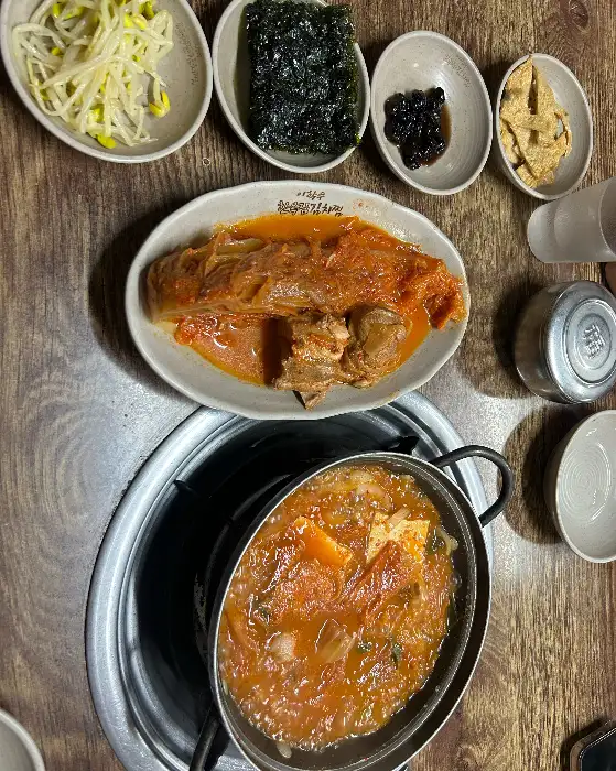 테이블 위에 차려진 여러 음식들의 전체 모습