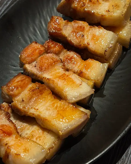 잘 구워진 오겹살 단면