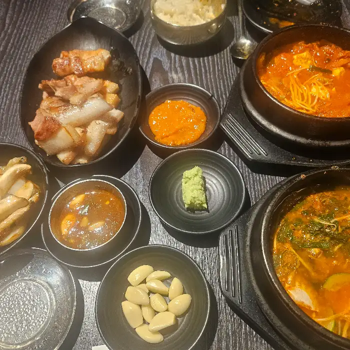 맛있는 고기와 함께 나온 찌개와 반찬들