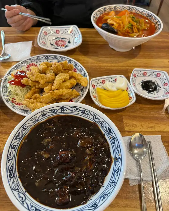 짜장면과 탕수육, 곁들임 반찬 세팅