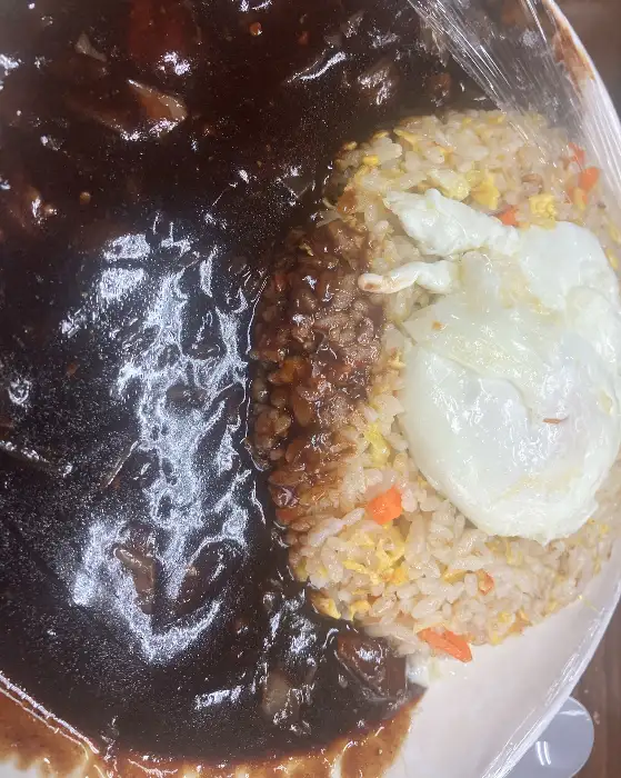 짜장 소스가 덮인 밥의 모습