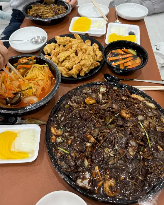 푸짐하게 차려진 중식 요리 상차림